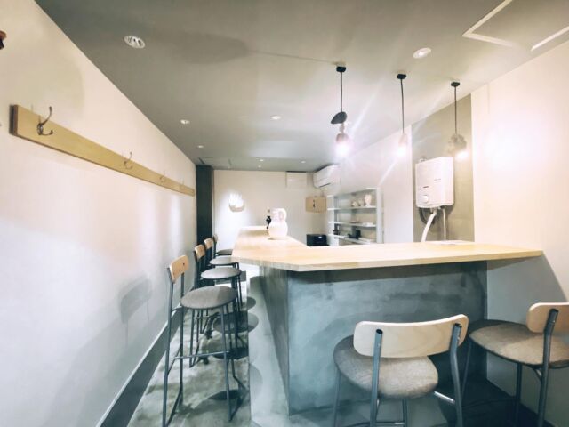 難波のお店

@bar__pond さん
工事完了です

2枚目はイメージ画像

店舗の工事は
ディテールが住宅とは
一味違うので
勉強、参考、刺激に
なるところが
たくさんあります。

もっと工事したい！

店舗の工事も
@maruyoshi.kenchiku 
にお任せを。

#まるよし建築
#まるよしリノベ

#古民家リノベーション
#難波案件

#精華町#京都#工務店#大工
#精華町の大工
#精華町の工務店
#精華町リノベーション
#木津川市
#リフォーム#木造
#インテリア#マイホーム#注文住宅
#地域密着
#同志社#同志社大卒大工

#501xx1955
#501xx
#japan
#vanagont3
#ヴァナゴン

#精華町商工会青年部