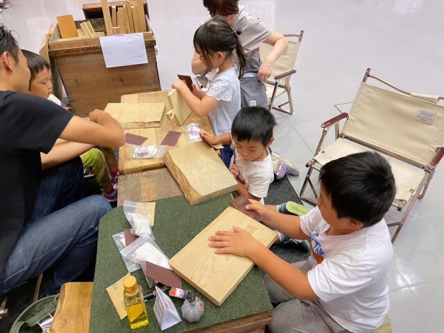 まるよしワーク

#精華町一日商店街
にてワークショップ
開催しました。

昨年と同じく
「お肉好きの大工と作るカッティングボード」

分厚い無垢の板
ナラ、クス、ホオなどの
耳付き板です。

たくさんのお客様に
お越しいただき、
丁寧に時間をかけて
作っていただきました。

みなさん、
真剣なまなざしで
愛着を持って
自分の板に向き合って
おられました。

なが〜く
使ってもらえると
うれしいなぁ。

家と同じ。

#まるよし建築
#まるよしリノベ

#古民家リノベーション

#カッティングボード
#木工体験

#精華町#京都#工務店#大工
#精華町の大工
#精華町の工務店
#精華町リノベーション
#木津川市
#リフォーム#木造
#インテリア#マイホーム#注文住宅
#地域密着
#同志社#同志社大卒大工

#501xx1955
#501xx
#japan
#vanagont3
#ヴァナゴン

#精華町商工会青年部