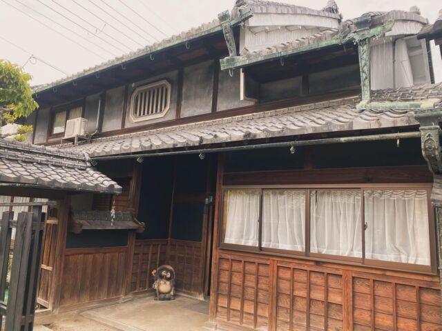 良き。

築80年の家がまだまだ現役で、
それだけ歴史が刻まれ、
「劣化」ではなく、「変化」楽しめる。

最高やろ。

#まるよし建築
#まるよしリノベ

#古民家リノベーション
#丸太梁#化粧梁

#精華町#京都#工務店#大工
#精華町の大工
#精華町の工務店
#精華町リノベーション
#木津川市
#リフォーム#木造
#インテリア#マイホーム#注文住宅
#地域密着
#同志社#同志社大卒大工

#501xx1955
#501xx
#japan
#vanagont3
#ヴァナゴン

#精華町商工会青年部