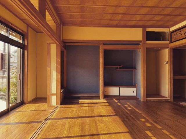 子供の日🎏

もともと
和室だった部屋をリビングにすると

五月人形や雛人形が
よく合いますね

“伝統的な”部分で
調和してる感じ。

#まるよし建築
#まるよしリノベ

#古民家リノベーション
#丸太梁#化粧梁

#精華町#京都#工務店#大工
#精華町の大工
#精華町の工務店
#精華町リノベーション
#木津川市
#リフォーム#木造
#インテリア#マイホーム#注文住宅
#地域密着
#同志社#同志社大卒大工

#501xx1955
#501xx
#japan
#vanagont3
#ヴァナゴン

#精華町商工会青年部
