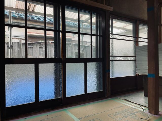 古建具とアルミサッシ。

インプラスに対抗してアウトプラスとでも名付けるか。

古い建具を内障子としてそのまま利用。

正解も参考事例もないものを現場で作っていく。

そういう仕事が多いです。

#まるよし建築
#まるよしリノベ

#古民家リノベーション
#丸太梁#化粧梁

#精華町#京都#工務店#大工
#精華町の大工
#精華町の工務店
#精華町リノベーション
#木津川市
#リフォーム#木造
#インテリア#マイホーム#注文住宅
#地域密着
#同志社#同志社大卒大工

#501xx1955
#501xx
#japan
#vanagont3
#ヴァナゴン

#精華町商工会青年部